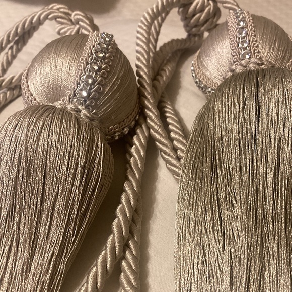 Curtain holders - Picture 5 of 7